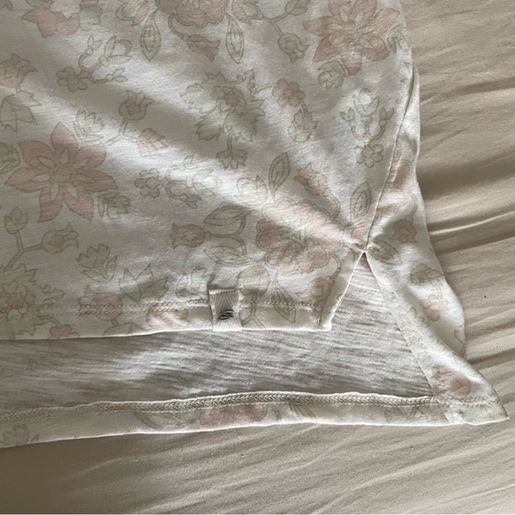 Seven7 V Neck Short Sleeve Pale Neutral Floral T Shirt • Size XL - Picture 6 of 13